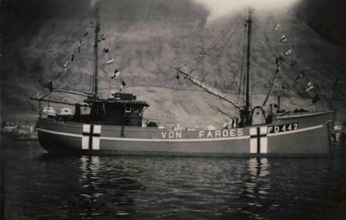 Träskeppet VÓN FD442 med påmålade färöiska flaggor och text.