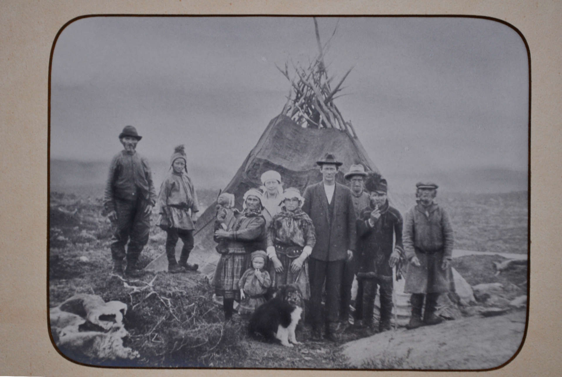 hela familjen står utanför kåtan i samelägret Tjállas 1925
