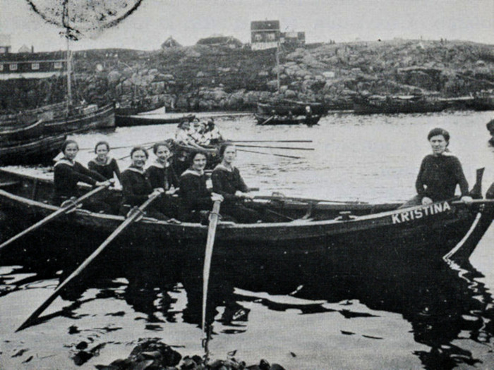 Andrea Árting vid rodret ólavsøka kapprodd 1918