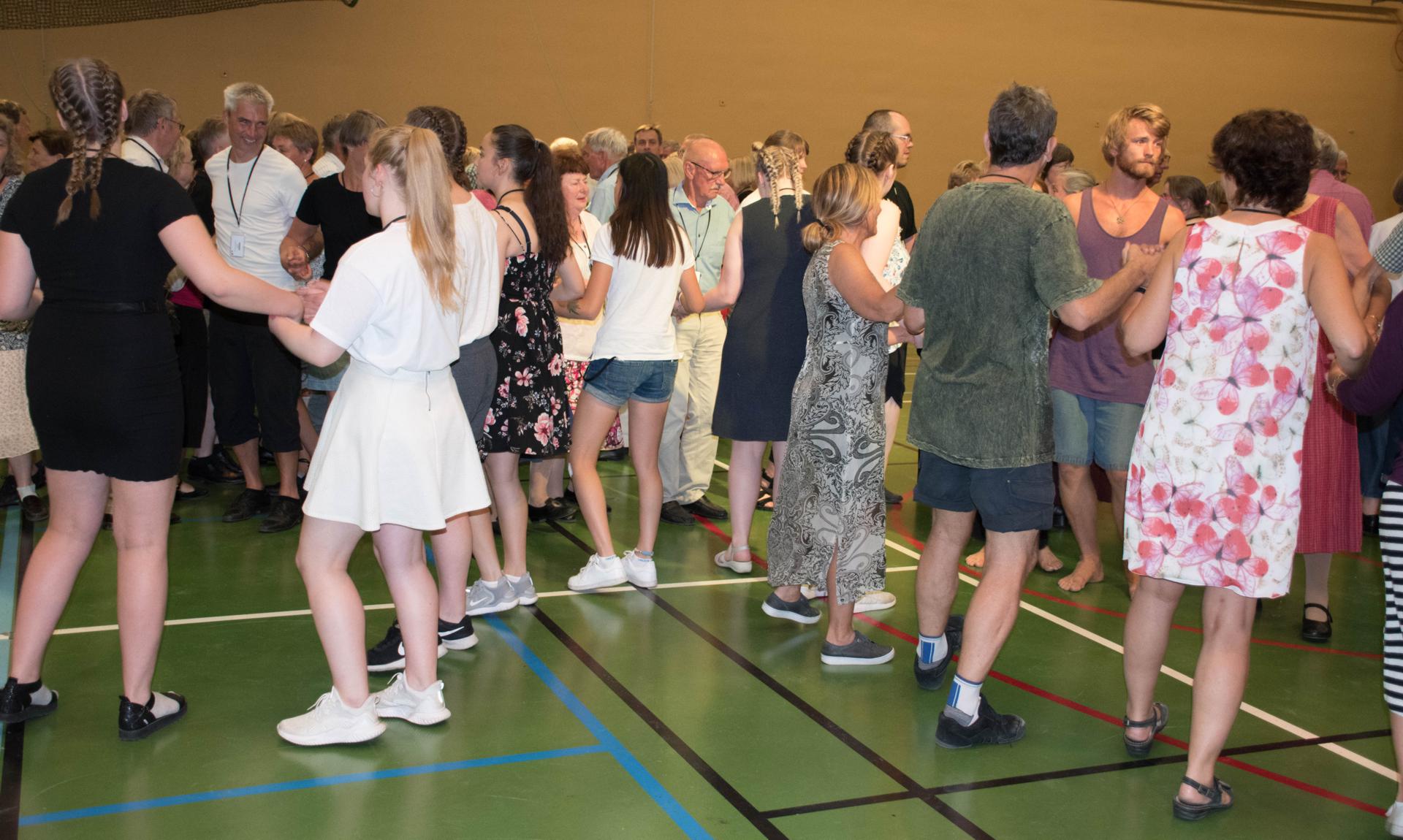 Deltagare dansar färöiska dans i en workshop under NORDLEK i Falun 2018